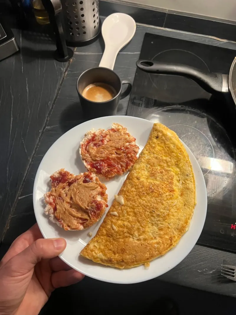 Desayuno: Tortilla · Tortitas de arroz · Crema de cacahuete