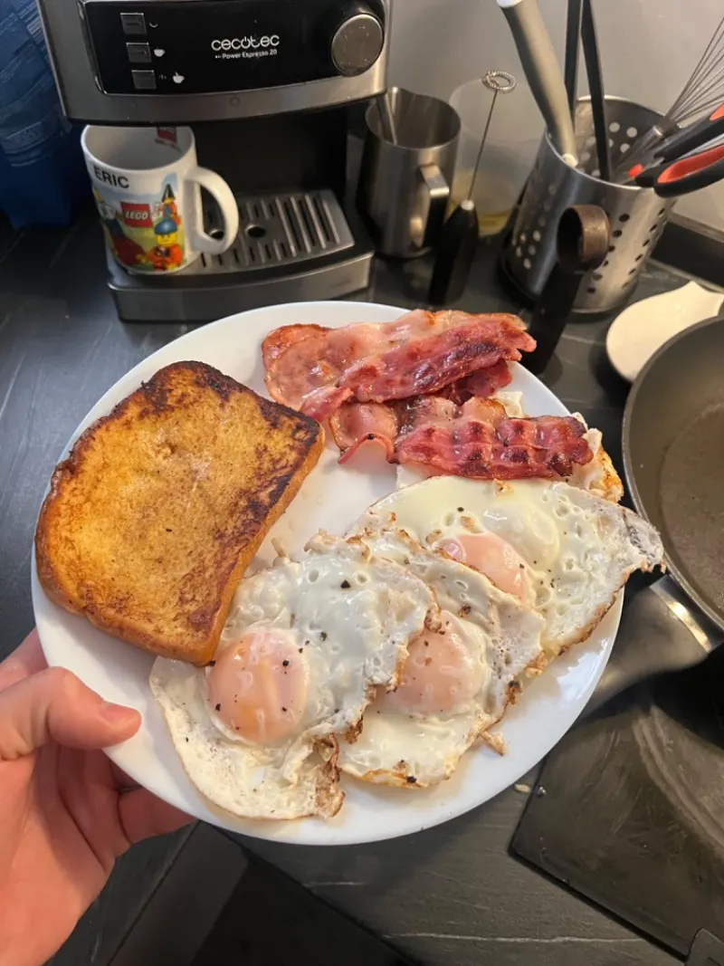 Desayuno: Huevos · Bacon · Tostada francesa