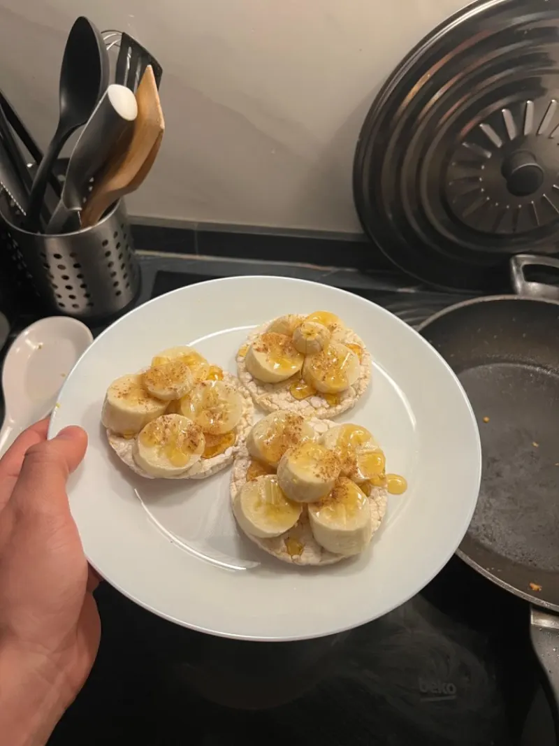 Snack: Tortitas de arroz · Plátano · Miel