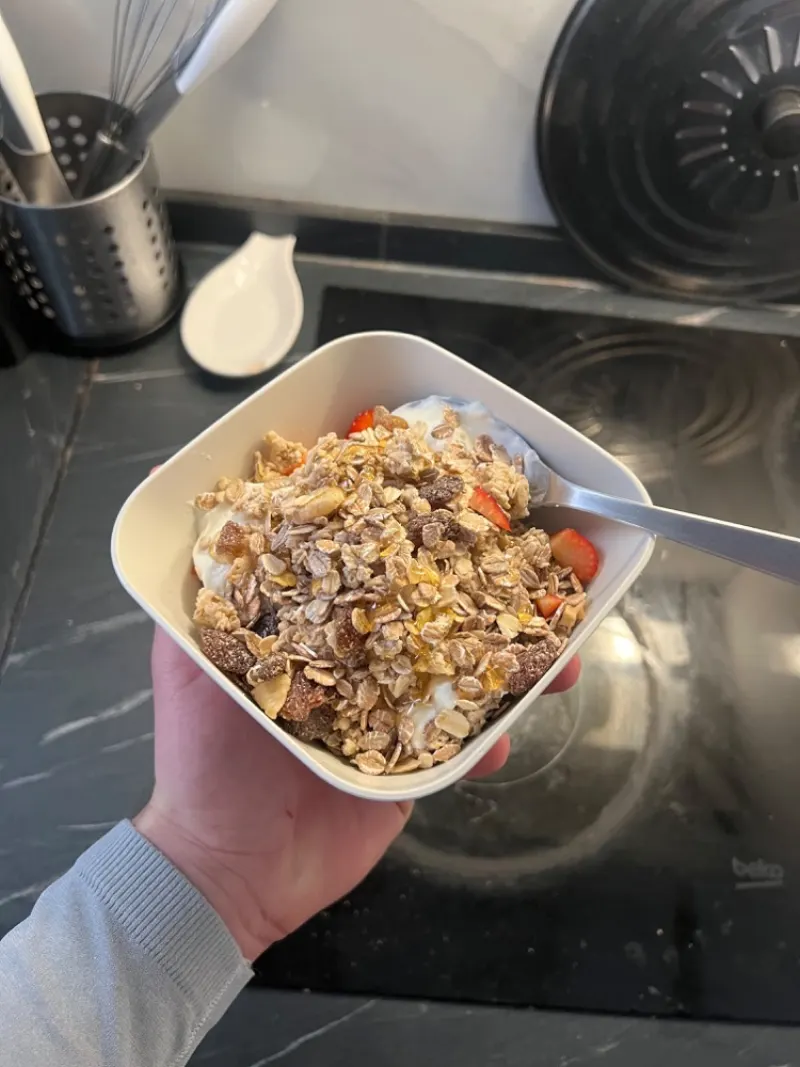 Snack: Yogur griego · Granola · Fresas